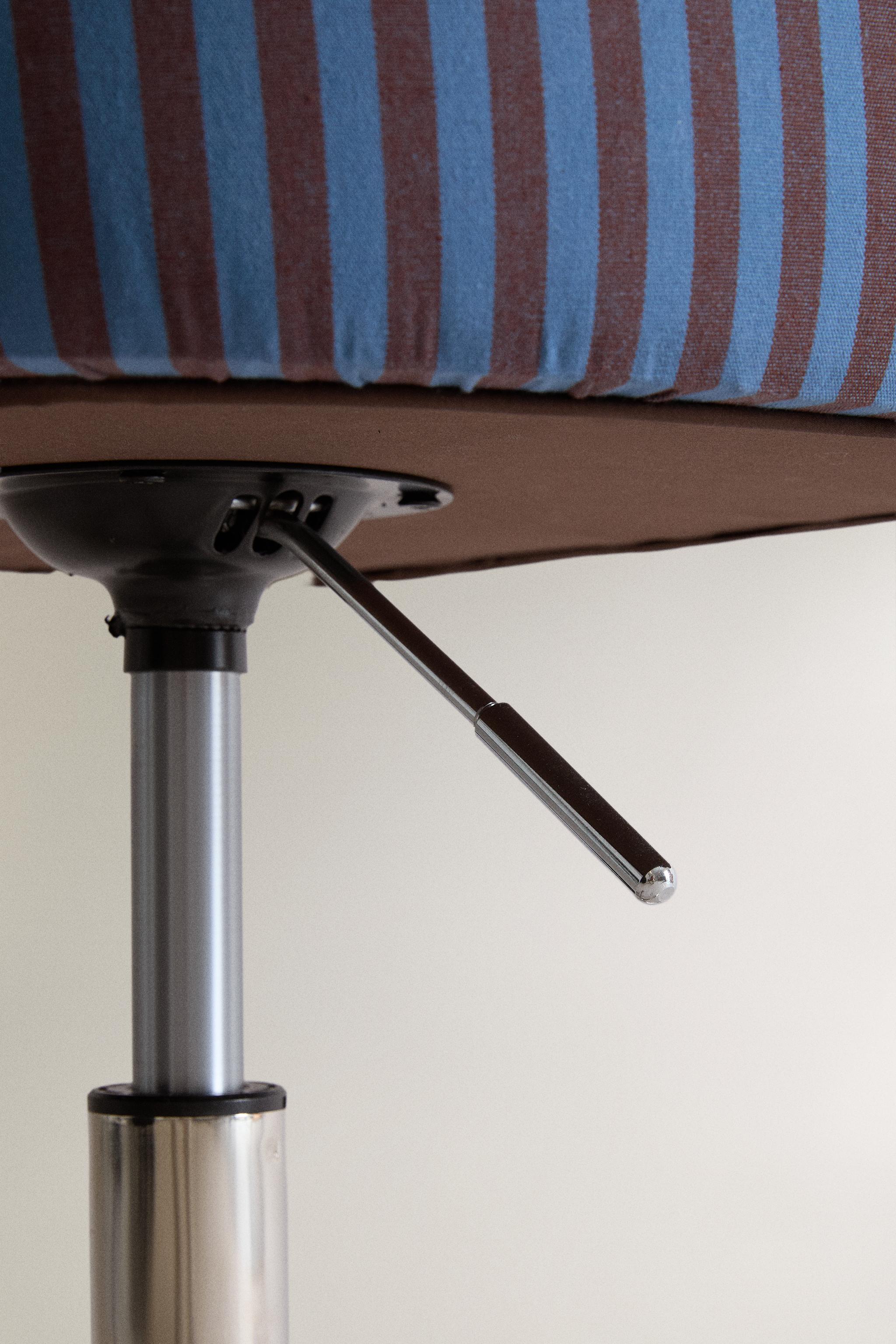 KIDS’ SWIVEL DESK CHAIR